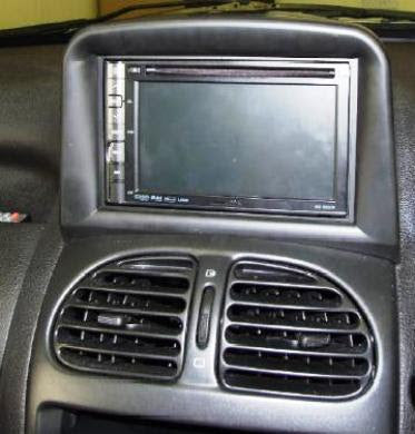 21CT23PE08 2-DIN-kehys Peugeotille