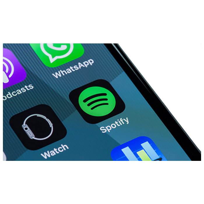 ALPINE UTE-200BT autoradio, jossa on Bluetooth ja USB-liitäntä.