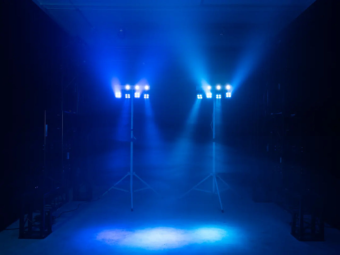EUROLITE Set LED KLS-180 valkoinen + BS-2 EU -kaiutinjalustat valkoisina