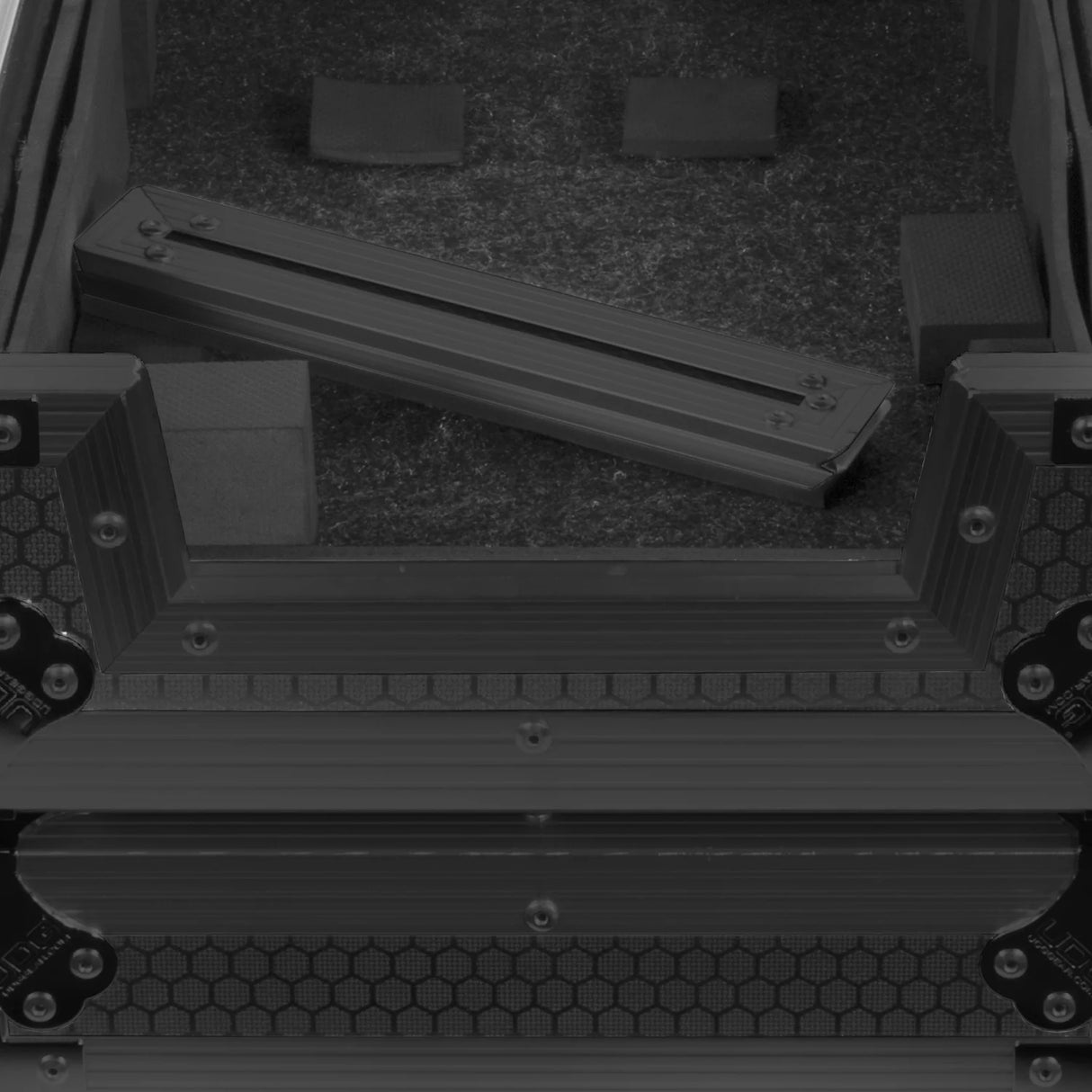 UDG Ultimate Flight Case Denon DJ SC LIVE 4 Black Plus (Pyörät)