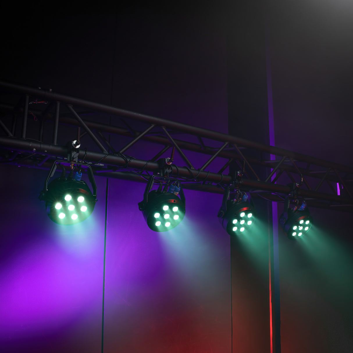 Cameo ROOT® PAR 6 WH SÆT 1 - Sæt inklusive 4 x CLROOTPAR6WH inkl. IR-fjernbetjening (CLPFLAT1REMOTE)