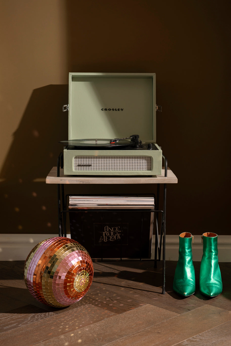 Crosley - Wiltshire Levysoitin Pöytä (Luonnollinen)