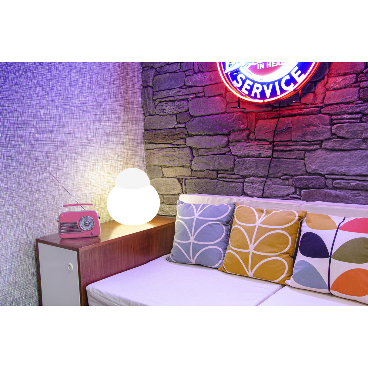 Madison Retro Radio, jossa on Bluetooth ja FM (vaaleanpunainen).