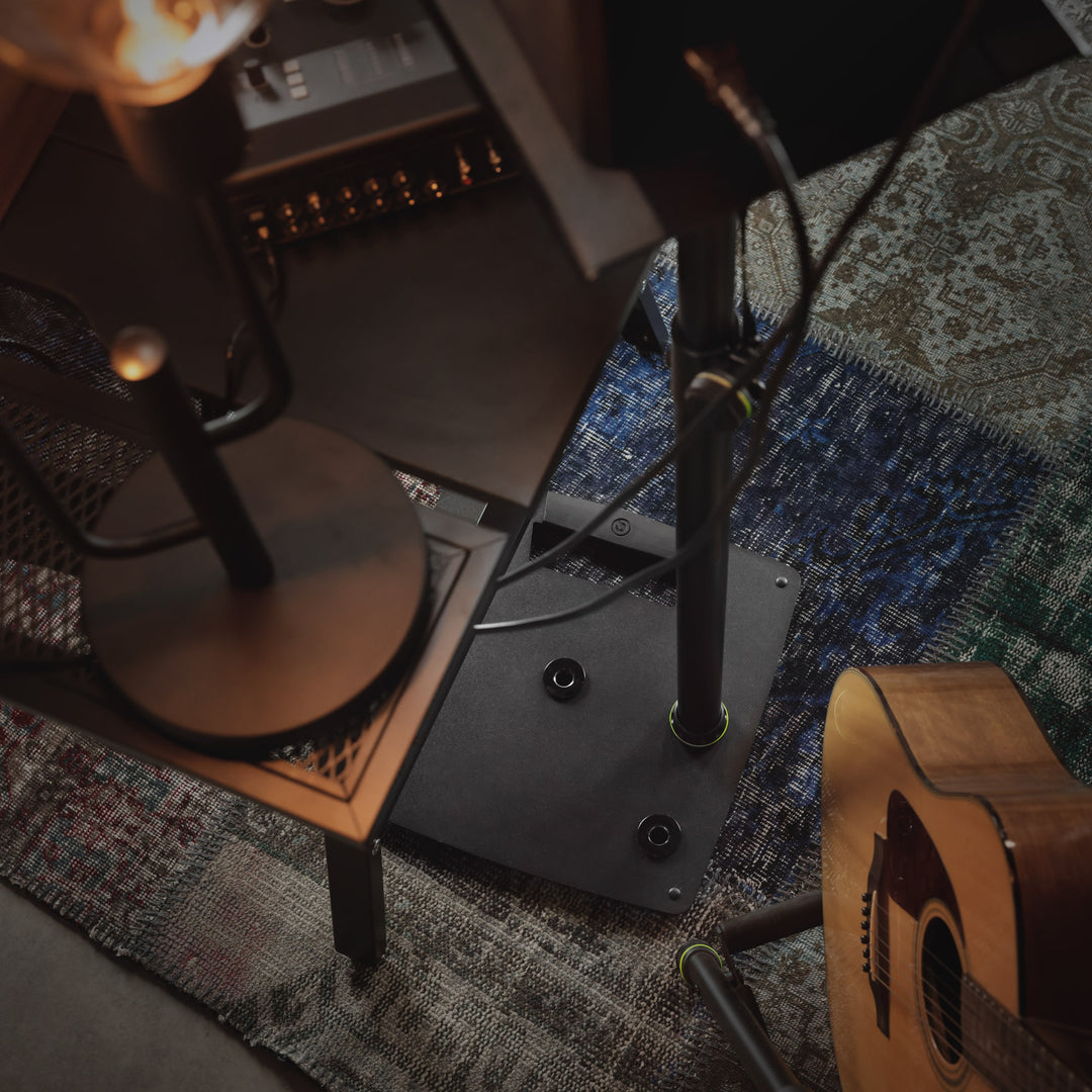 Gravity SP 3202 CS B – kaiutinteline studiomonitoreille, neliönmuotoinen teräsjalusta