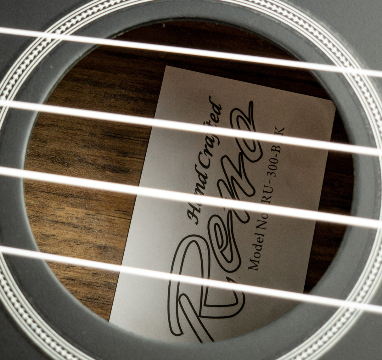 Reno RU300 Grand Concert Ukulele (musta)