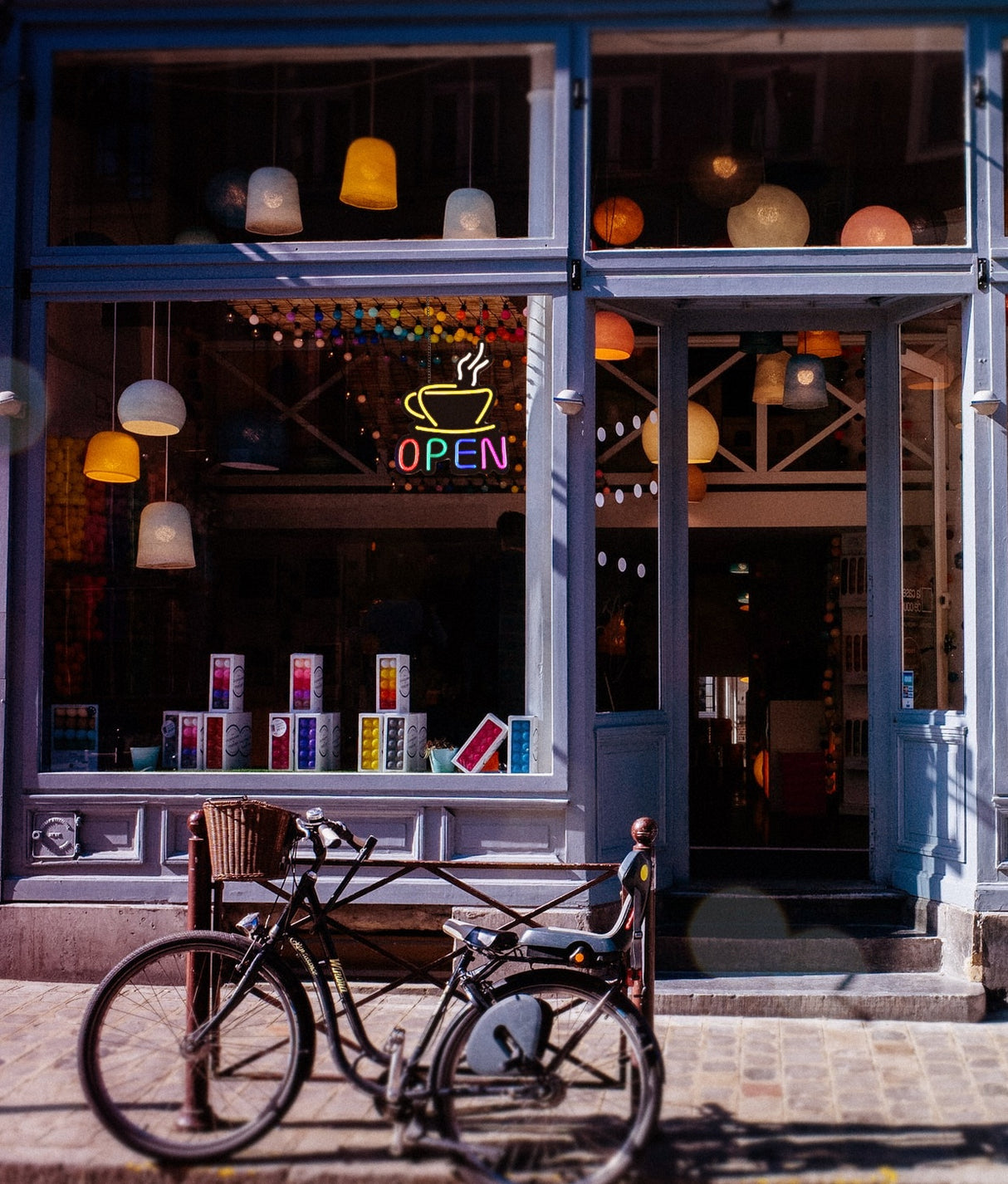 Neonkyltti "Kahvi auki"