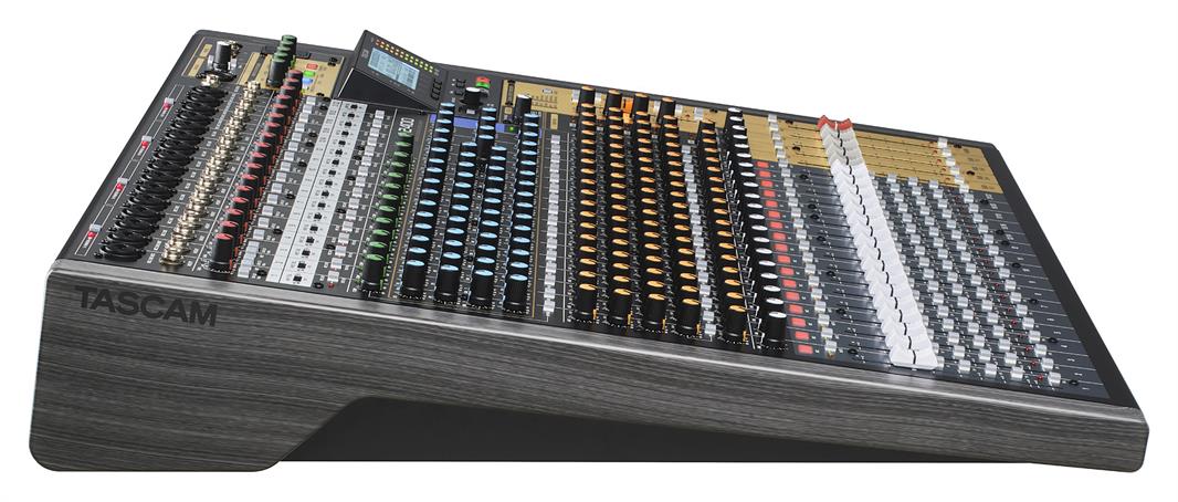 Tascam Model 2400 digitaalinen mikseri og 24 raidainen digitaalinen nauhuri