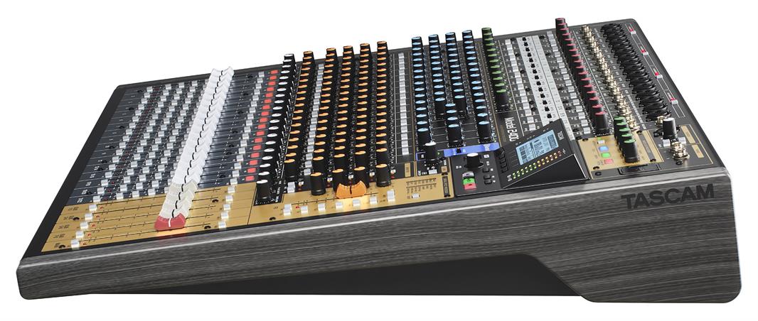 Tascam Model 2400 digitaalinen mikseri og 24 raidainen digitaalinen nauhuri
