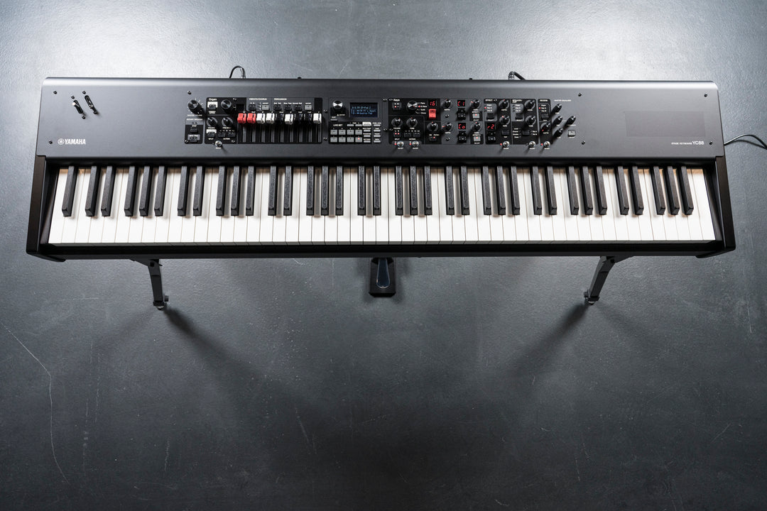 Yamaha YC88 Digital Stage Kosketinsoittimet (Luonnonpuu)