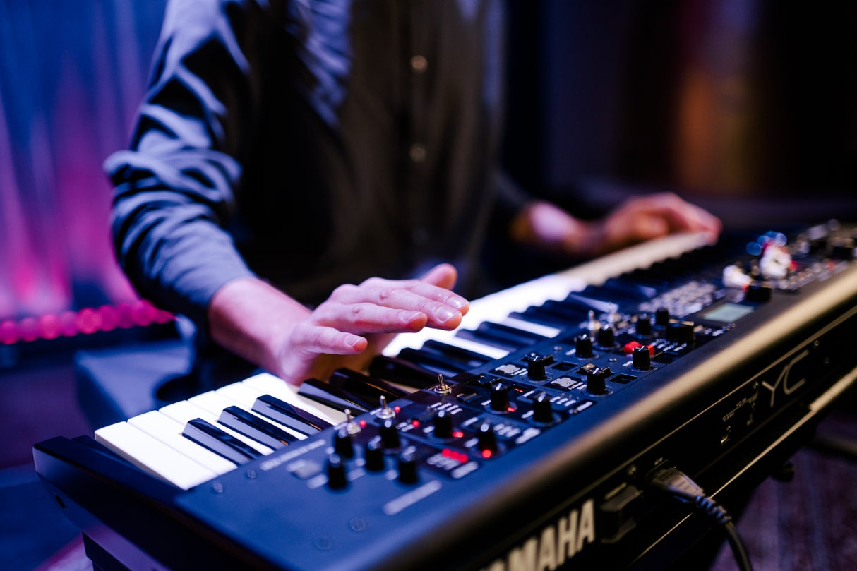 Yamaha YC61 Digital Stage Keyboard (vesiputous)