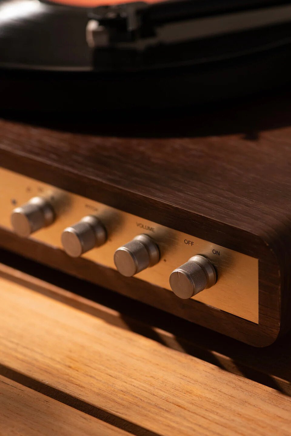 Crosley C65 Levysoitin kaiuttimilla, pähkinä