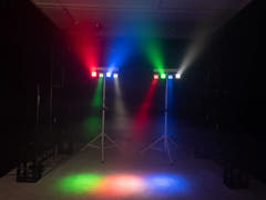 EUROLITE Set LED KLS-180 valkoinen + BS-2 EU -kaiutinjalustat valkoisina