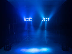EUROLITE Set LED KLS-180 valkoinen + BS-2 EU -kaiutinjalustat valkoisina