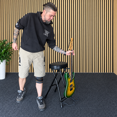 Hardman SB207 -kitarajalkatuki jalkatuella ja kitaratelineellä.