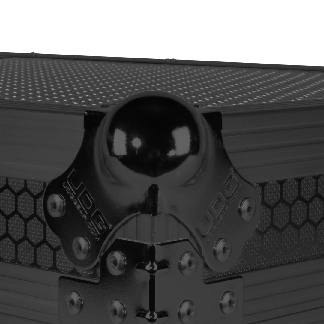 UDG Ultimate Flight Case Denon DJ SC LIVE 4 Black Plus (Pyörät)