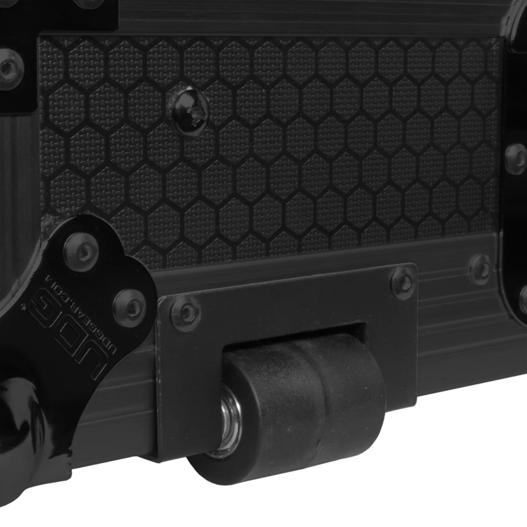 UDG Ultimate Flight Case Denon DJ SC LIVE 4 Black Plus (Pyörät)