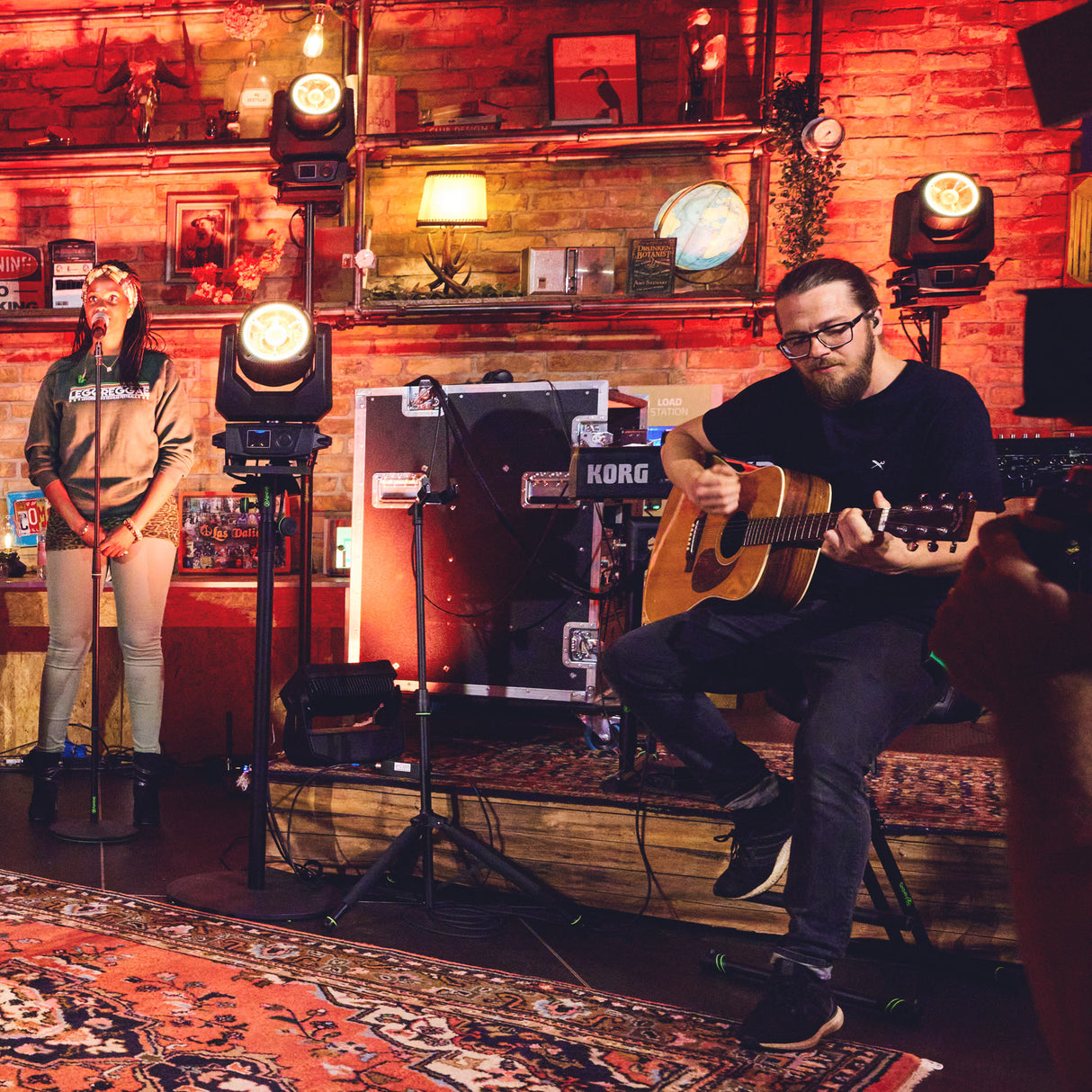 Cameo MOVO BEAM 200 - Beam moving head med endeløs rotation og LED-ring