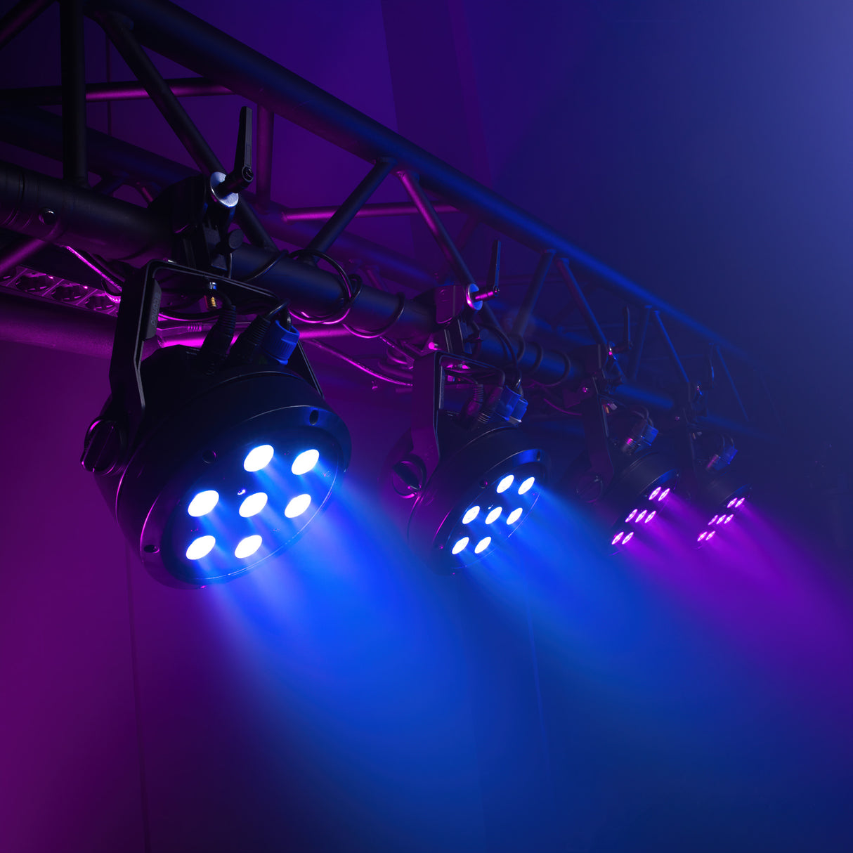 Cameo ROOT® PAR 6 WH SÆT 1 - Sæt inklusive 4 x CLROOTPAR6WH inkl. IR-fjernbetjening (CLPFLAT1REMOTE)