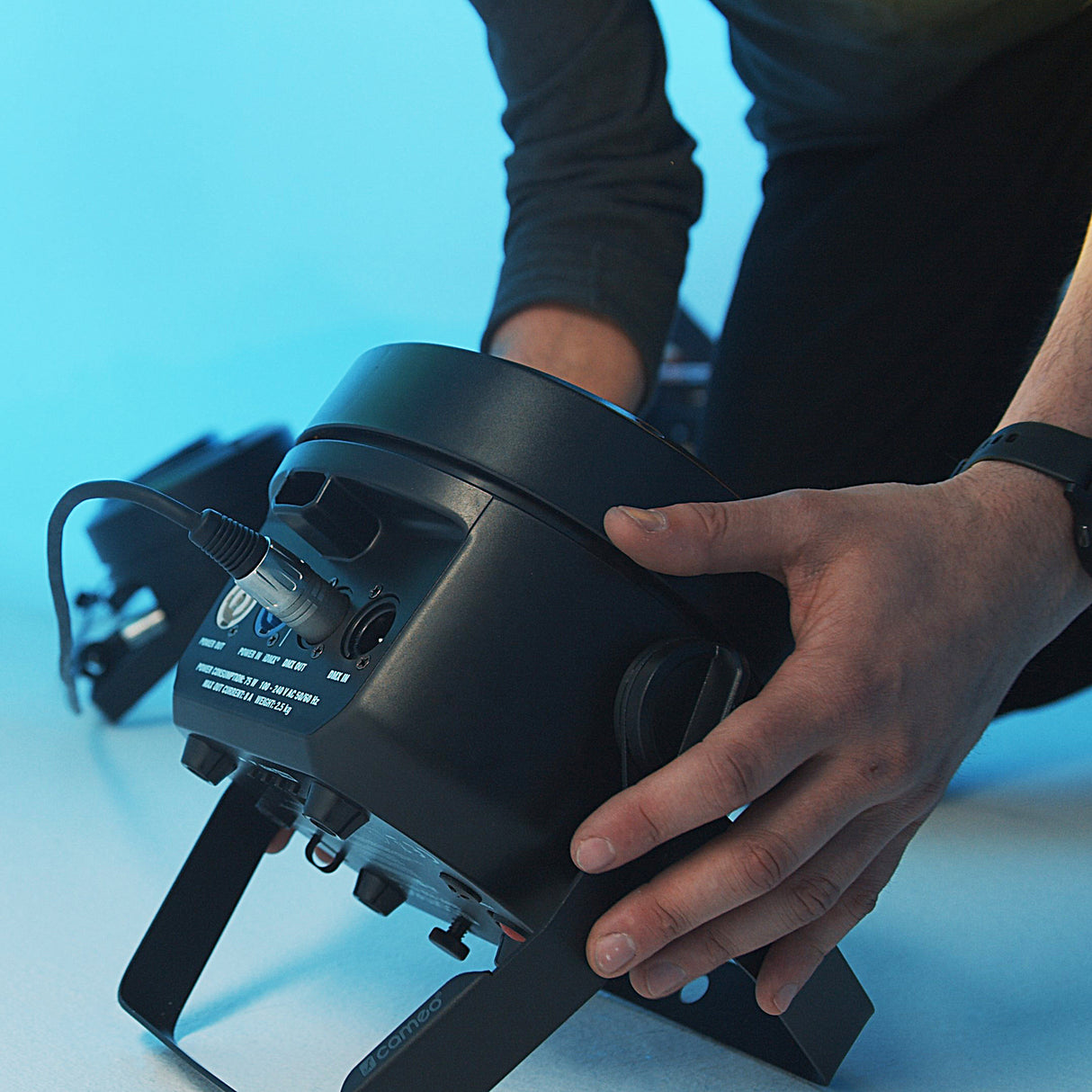 Cameo ROOT® PAR BATTERY - 5 × 4 W batteridrevet RGBW LED PAR-spotlight