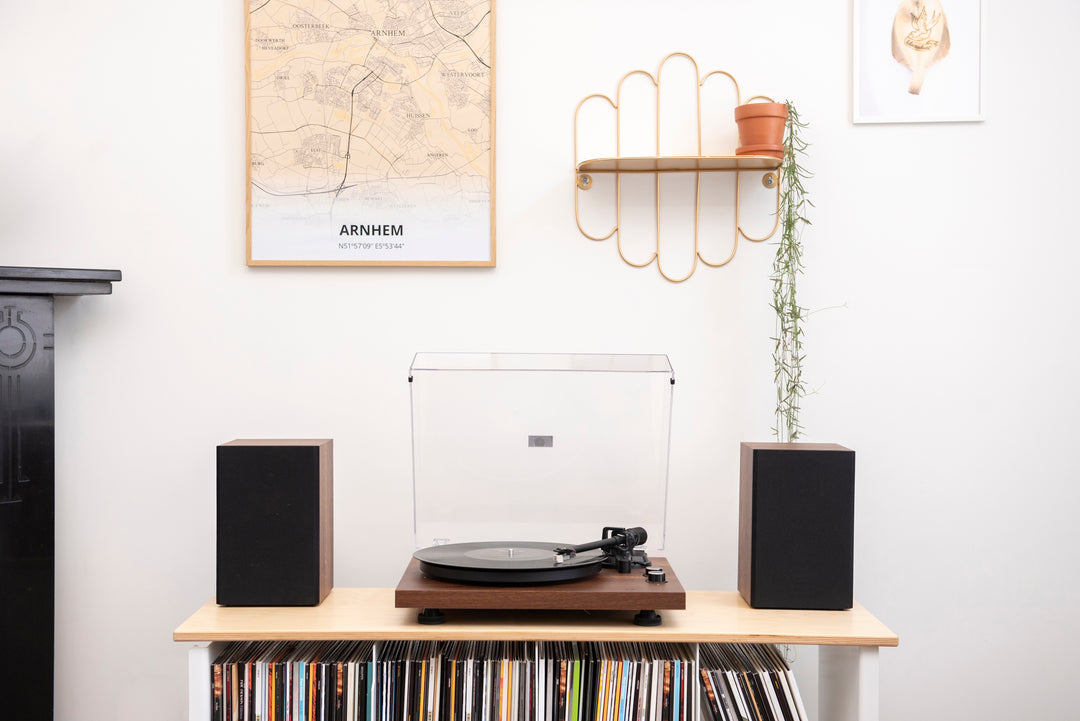 Crosley C62 Levysoitin kaiuttimilla (pähkinä)