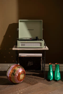 Crosley - Wiltshire Levysoitin Pöytä (Luonnollinen)