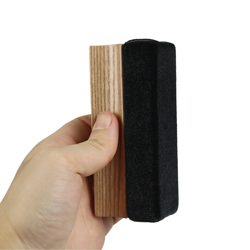 Vinyylilevyjen puhdistussarja harjalla, joka on valmistettu saarnipuusta