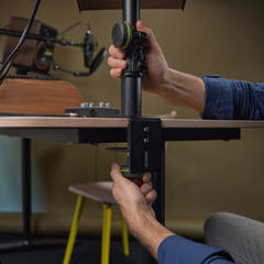 Gravity SP 3102 TM - Joustava studiomonitoritelinestand kiinnikkeellä pöytään