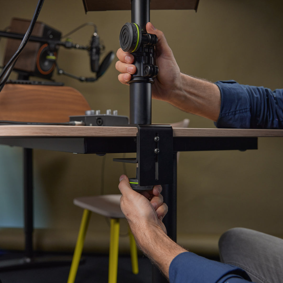 Gravity SP 3102 TM - Joustava studiomonitoritelinestand kiinnikkeellä pöytään
