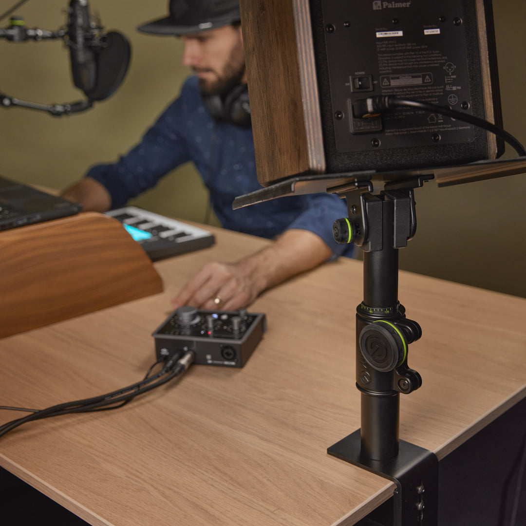 Gravity SP 3102 TM - Joustava studiomonitoritelinestand kiinnikkeellä pöytään