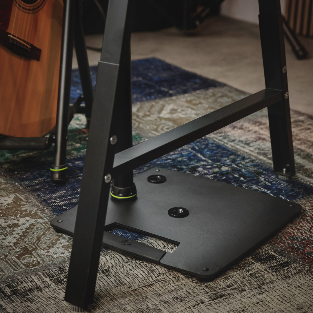 Gravity SP 3202 CS B – kaiutinteline studiomonitoreille, neliönmuotoinen teräsjalusta