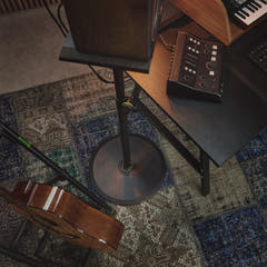 Gravity SP 3202 LR B - Teline studiomonitorikaiuttimelle suurella pyöreällä jalustalla
