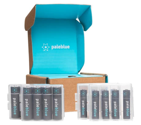 Pale Blue Sustainability Kit 8xAA/8xAAA, mukana 2 USB-C-kaapelia ja paristokotelot