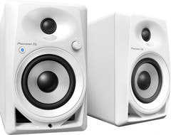 Audio-Technica AT-LP60XBT-WH + Pioneer DM-40BT-W Bluetooth kaiuttimet.