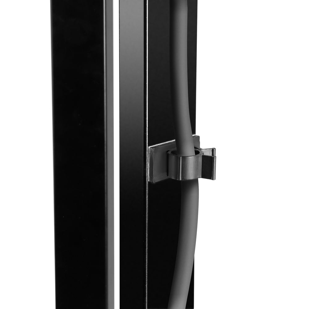 Adam Hall Stands SKDB 040 – Tukeva studio monitor -teline tilavalla tasolla