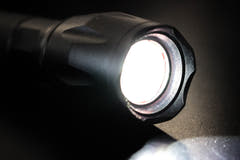 LED Taskulamppu zoomilla