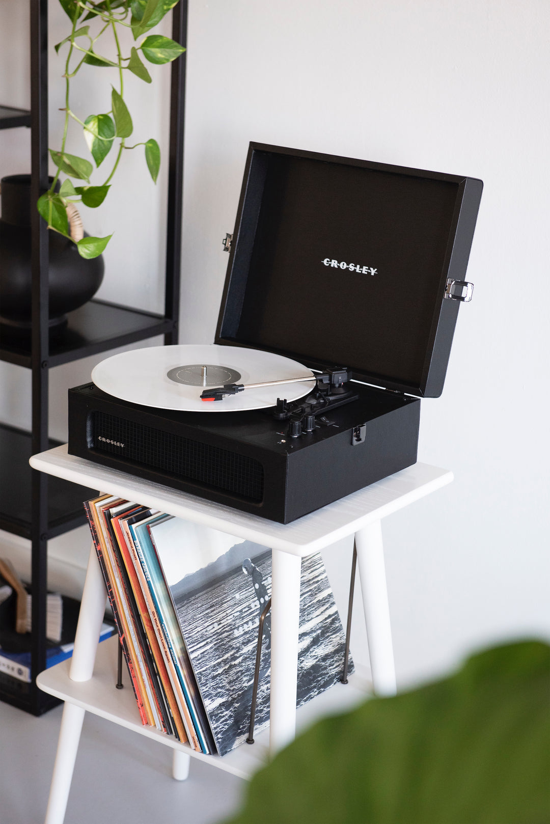 Crosley - Manchester Levysoitin Huonekalu (Valkoinen)