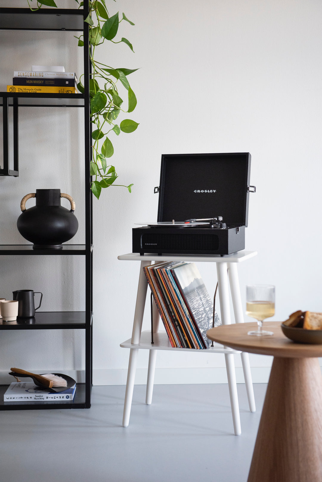 Crosley - Manchester Levysoitin Huonekalu (Valkoinen)