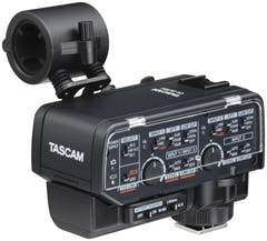 Tascam CA-XLR2D mikrofonisovitin kameraan, Analog input