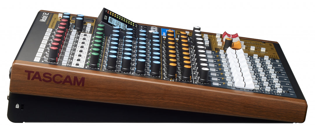 Tascam Model 12 analogimikseri ja 12-raita digitaalinen moninauhuri