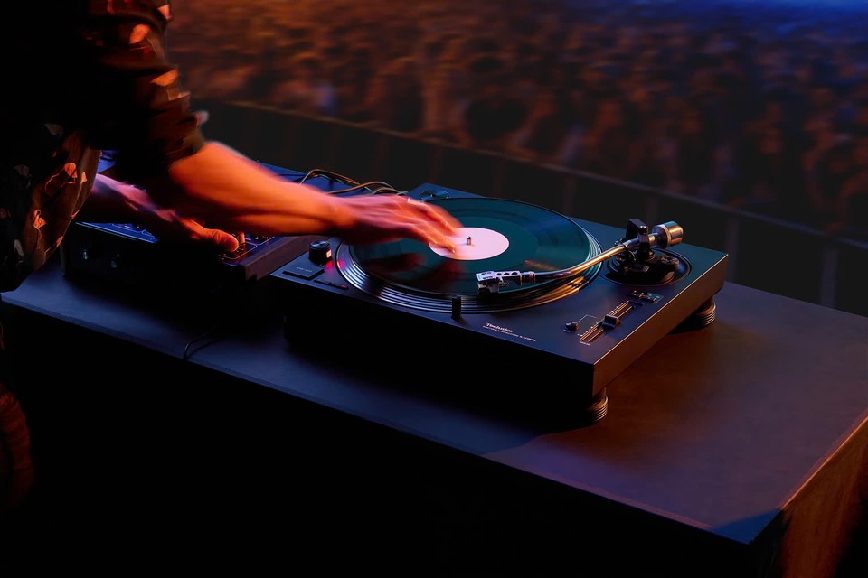 Technics SL-1210 MK7 Levysoitin (Musta)