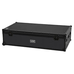 UDG Ultimate DJ Podium Workstation Flight Case Musta Plus (Wheels)