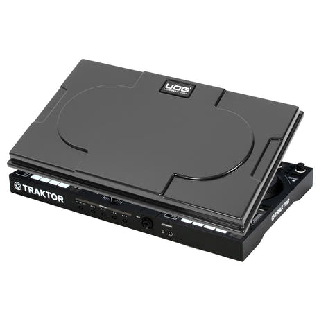 UDG Ultimate NI Traktor Kontrol S4 MK3 -laitesuojus musta