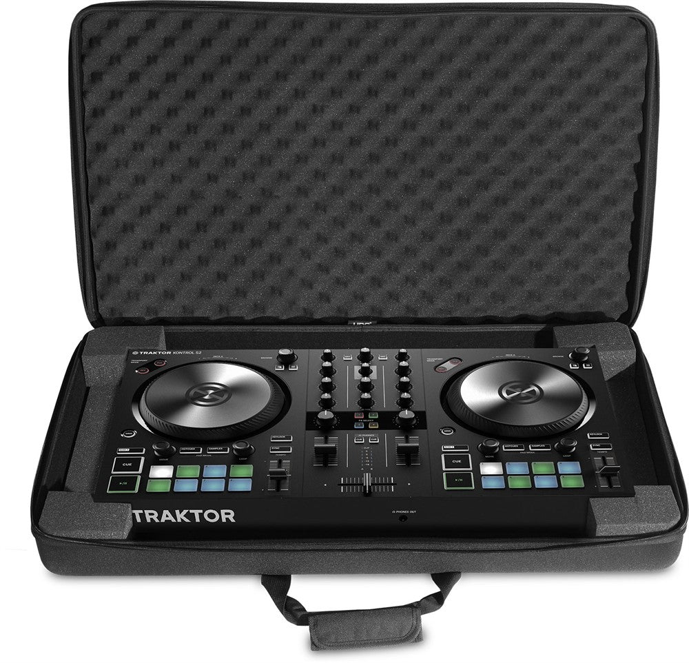 UDG Creator NI Traktor Kontrol S4 MK3/S2 MK3/Numark Mixstream Pro -kova kotelo, musta