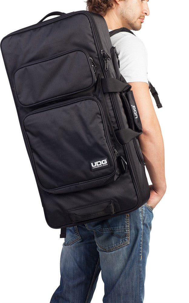 UDG Ultimate MIDI-ohjaimet-reppu Large Musta/oranssi sisäpuoli MKII