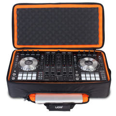 UDG Ultimate MIDI-ohjaimet-reppu Large Musta/oranssi sisäpuoli MKII