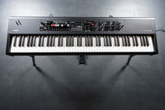 Yamaha YC88 Digital Stage Kosketinsoittimet (Luonnonpuu)