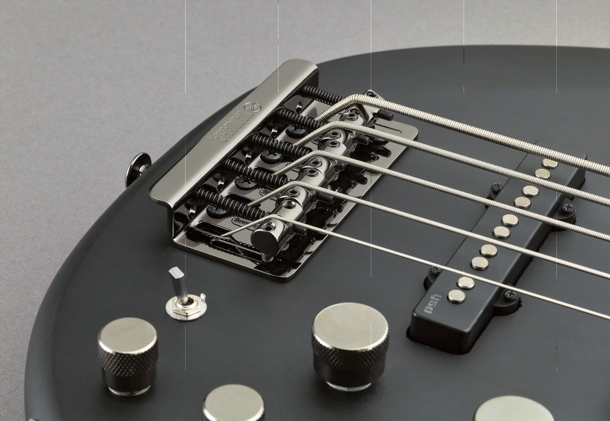 Yamaha BB735A Sähköinen jalusta (mattamusta)