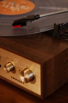 Crosley Miles Levysoitin, pähkinä