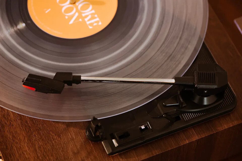 Crosley Miles Levysoitin, pähkinä