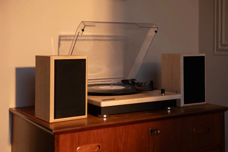 Crosley Brio Levysoitin kaiuttimilla, Natural